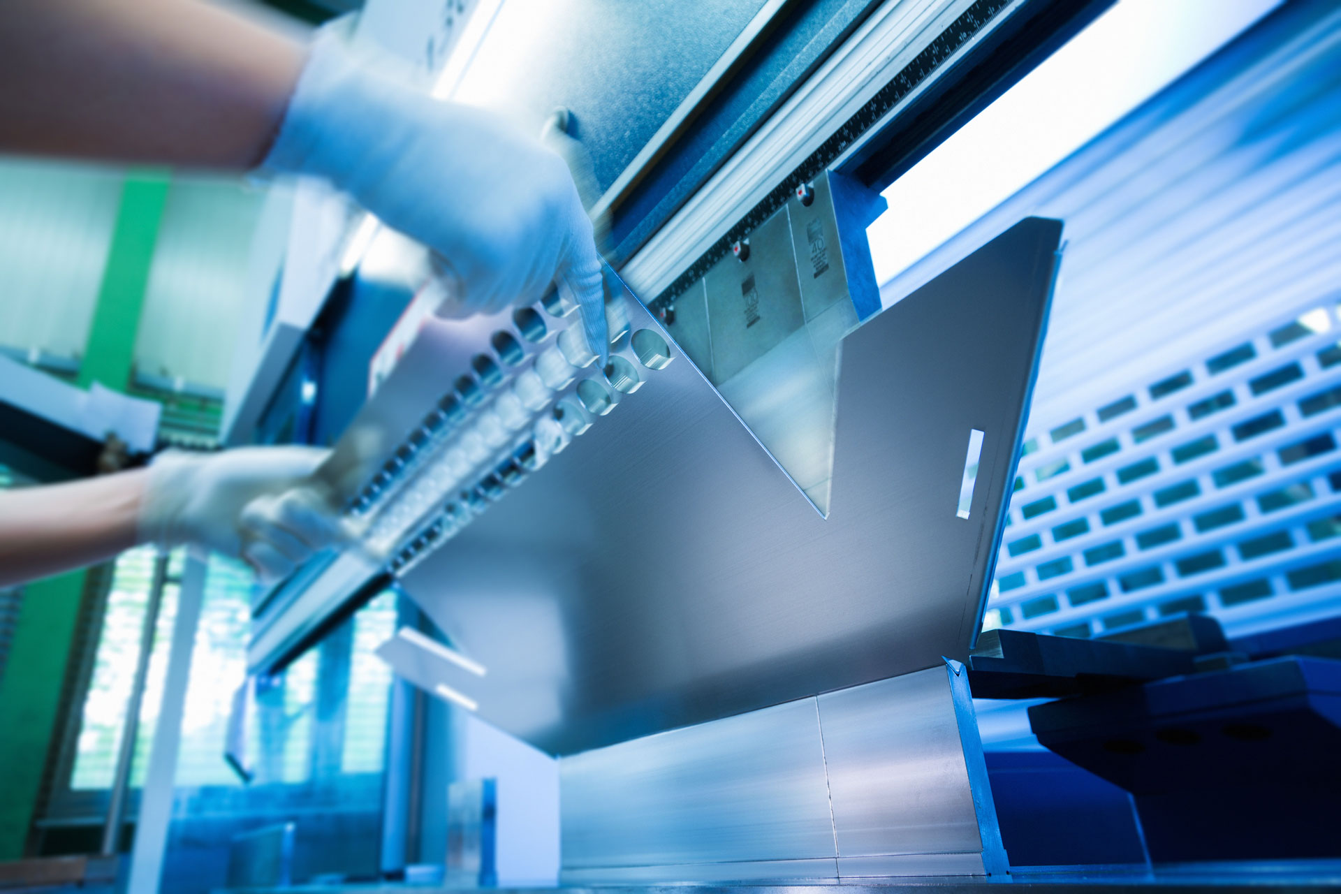 Facharbeiter kantet in Lohnfertigung Edelstahlblech 4mm ab