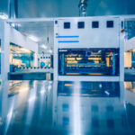 Moderne Produktionsanlage mit automatisierten Maschinen Lohnfertigung Maschinenbau Edelstahlblech