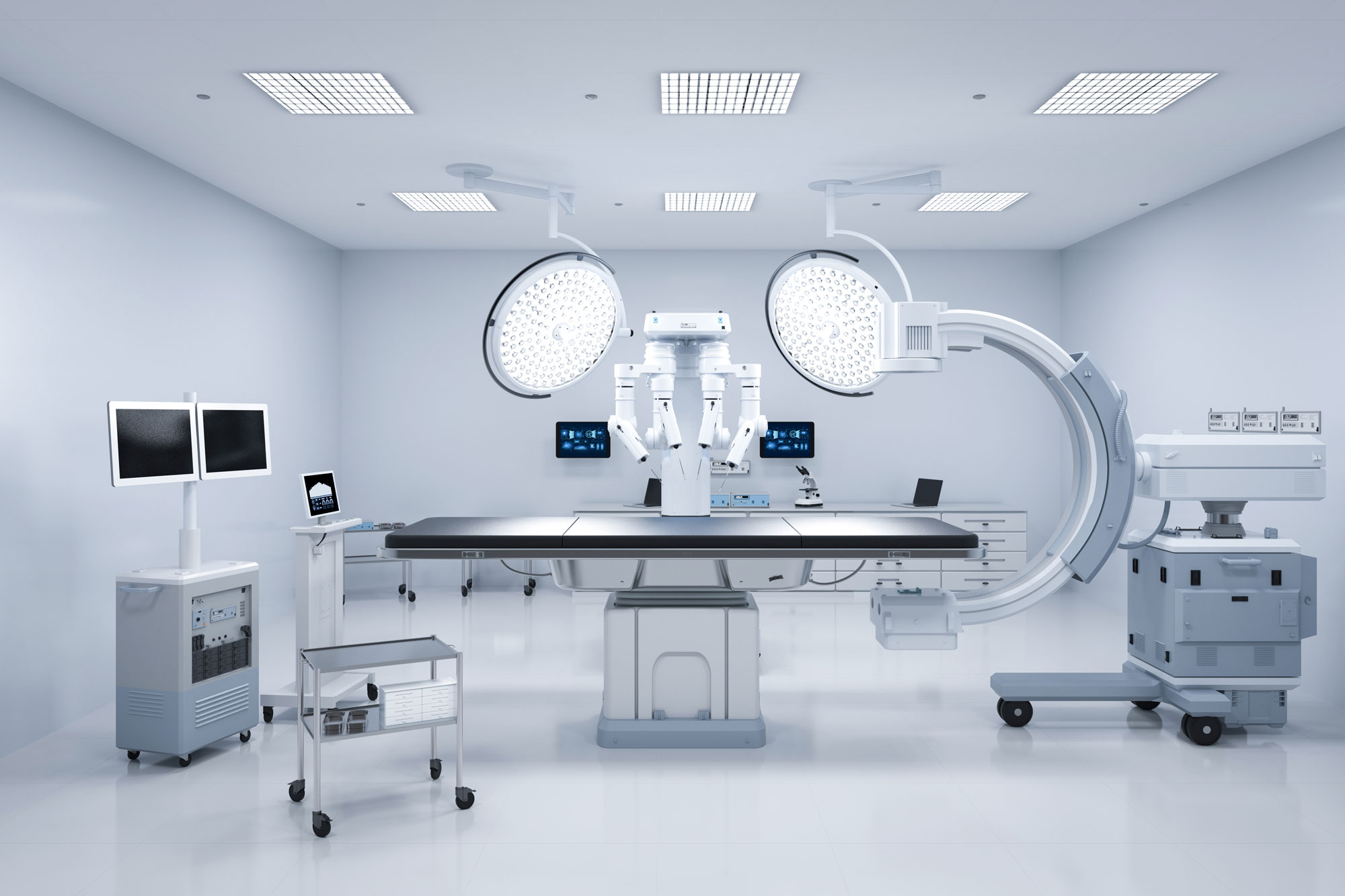 Heller Operationssaal mit modernen Instrumenten, die Komponenten aus Edelstahl haben