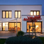 Bauhaus-Stil Haus Nachtaufnahme aus Garten Corten Stahl Elemente