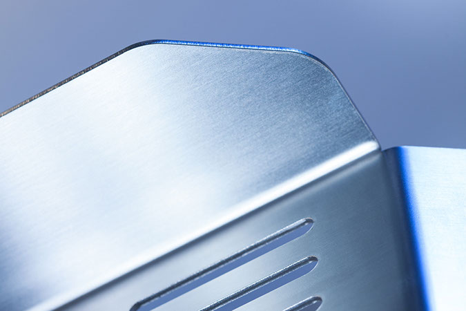 Detailaufnahme Blechkante Edelstahl gebürstete Oberfläche