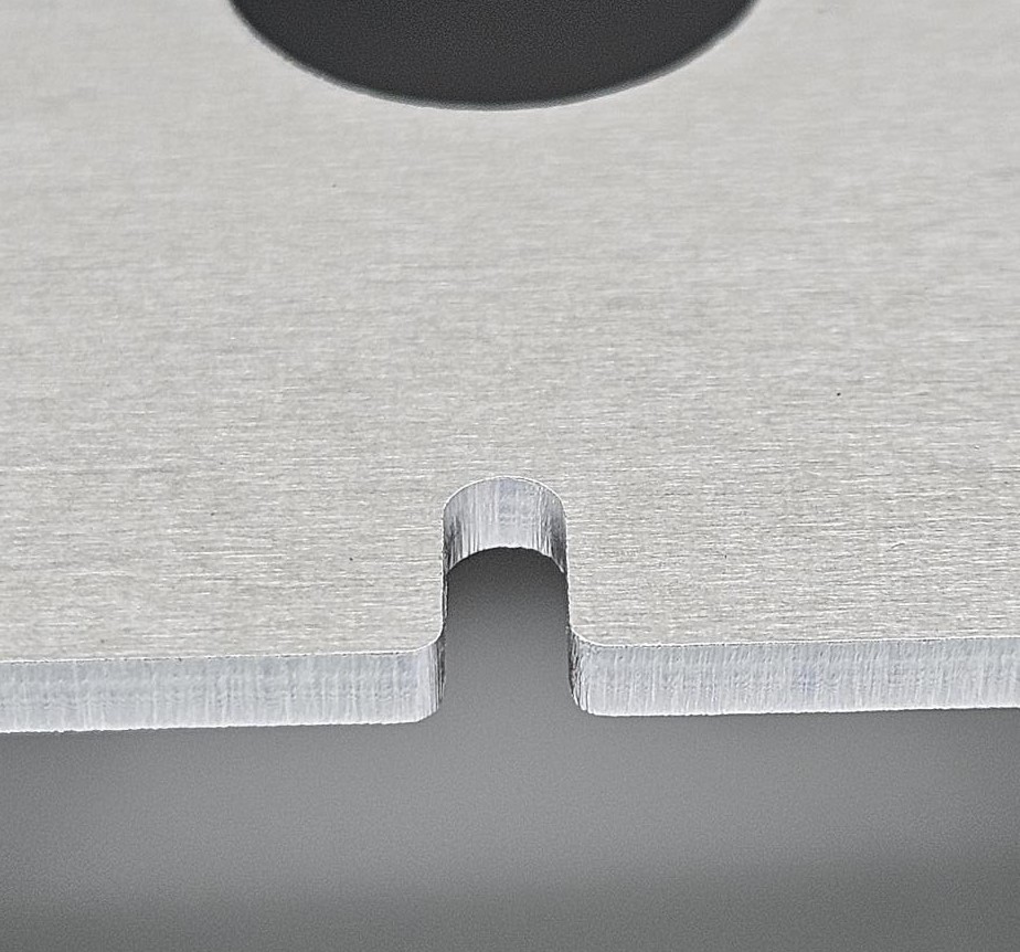 Detailaufnahme Schnittkante lasergeschnittenes Aluminium Blech
