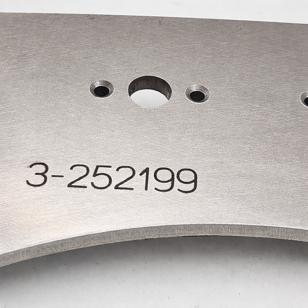 Detailaufnahme Inconel lasergeschnitten aus Lohnfertigung NRW mit Lasergravur