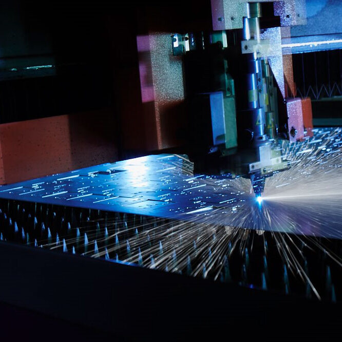 CNC-Laser schneidet Edelstahl für Lohnfertigung NRW